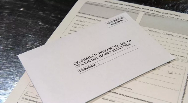 Sobre en el que depositar las papeletas para el voto por correo | Foto: Correos