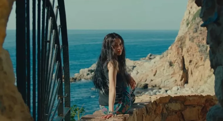 La artista surcoreana Yooa en el videoclip de su canción Melody en Tossa de Mar (Girona)