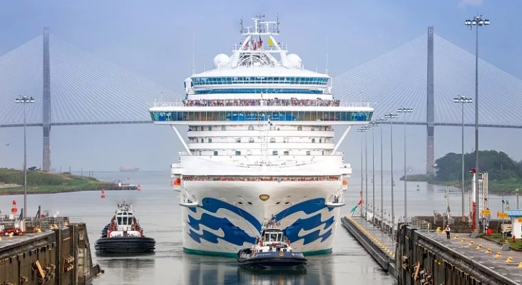 Un crucero de Princess Cruises cruza el Canal de Panamá | Foto: Canal de Panamá vía Facebook