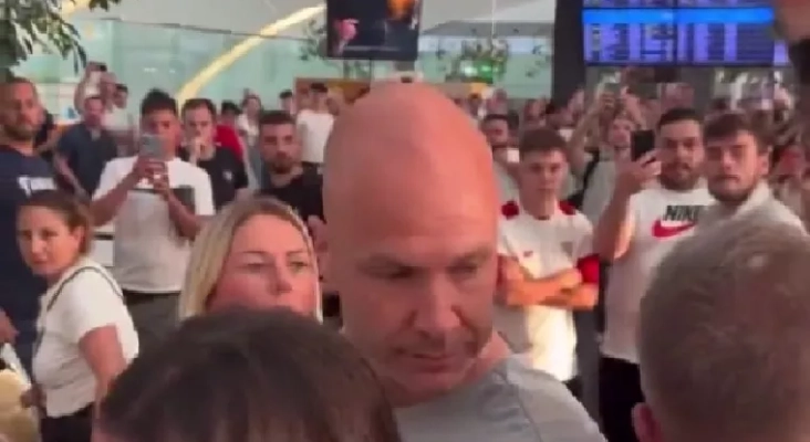 Anthony Taylor, árbitro de la final de la Europa League, en el aeropuerto de Budapest