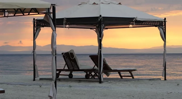 Hamacas en la playa al atardecer