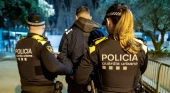Dos agentes de la Guàrdia Urbana de Barcelona detienen a una persona | Foto: GUB 