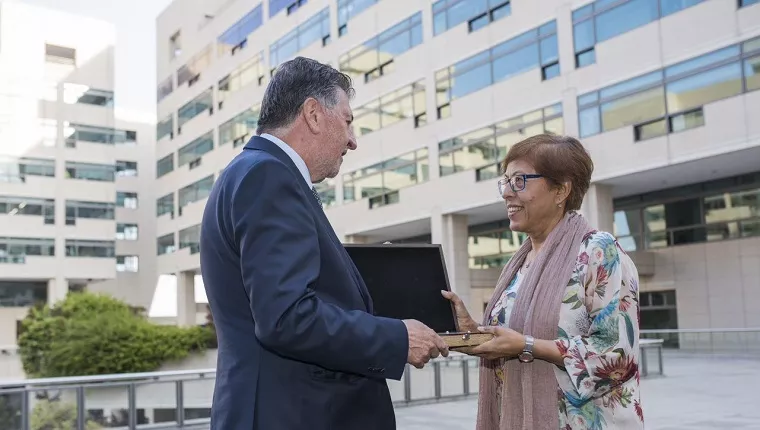 El presidente de Grupo Hotusa, Amancio López Seijas, entrega la insignia conmemorativa a una trabajadora | Foto: GH