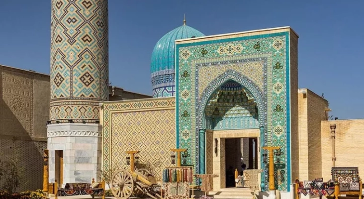 Construcciones con diseño tradicional uzbeko en el resort Silk Road Samarkand 