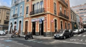 Principio de la calle Perojo en la esquina con Colmenares, con los parches de asfalto afeando el clásico pavimento adoquinado | Foto: Tourinews