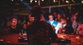 DJ pinchando en una discoteca | Foto: vía Pixabay