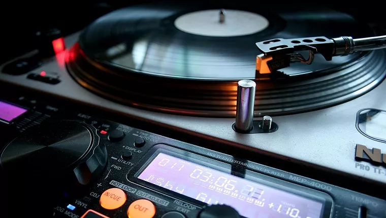 Mesa de mezclas con giradiscos para vinilos | Foto: vía Pixabay Mesa de mezclas con giradiscos para vinilos | Foto: vía Pixabay