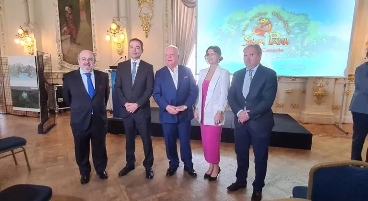 De izda. a dcha., Juan José Benítez de Lugo, presidente del Gabinete Literario de Las Palmas de Gran Canaria; Christioph, Wolfgang y Cybell Kiessling; y Jaime Rodríguez Cíe, asesor jurídico de Grupo Loro Parque | Foto: Tourinews