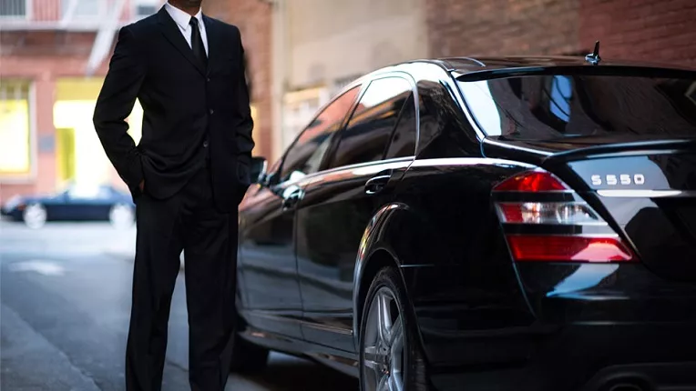 Conductor del servicio premium Uber Black | Foto: vía Gossip Vehículos