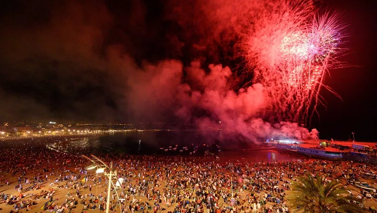 Fuegos artificiales en la noche de San Juan en la playa de Las Canteras | Foto: Tony Hernández