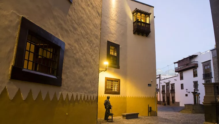 Fachada de la Casa Colón, en la Plaza del Pilar Nuevo | Foto: Nacho González