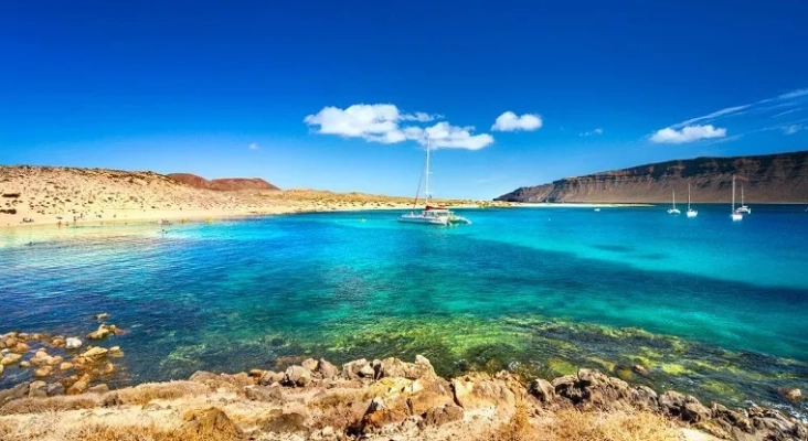 Algunos paraísos españoles señalados por las banderas negras | Foto: Playa de La Francesa, La Graciosa (holaislascanarias.com)