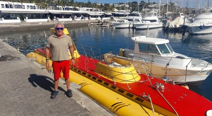 Pachy Martín posa junto al submarino Mark III