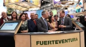 José Manuel Sanabria (a la derecha) en el estand de Fuerteventura de FITUR 2023 durante la visita del presidente de Canarias