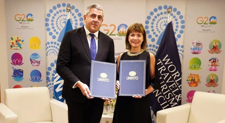 Julia Simpson, presidenta y CEO del Consejo Mundial de Viajes y Turismo (WTTC), y Zurab Pololikashvili, director general de la OMT, firman un acuerdo para fomentar la colaboración público-privada.