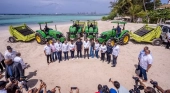 Acto en la playa de Boca Chica en el que el Ministerio de Turismo de República Dominicana ha donado maquinaria para la lucha contra el sargazo.
