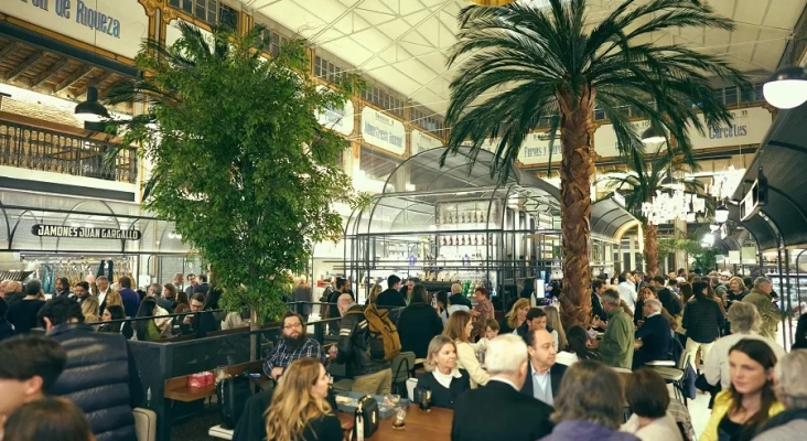 Comensales disfrutando del Mercado de la Imprenta de Valencia | Foto: Mercado de la Imprenta