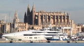 Vistas de un yate frente a la Catedral de Palma