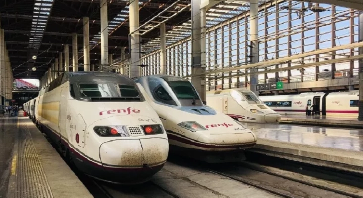 Trenes AVE de Renfe en una estación | Foto: vía Twitter (@JuanAlbertoMC85)