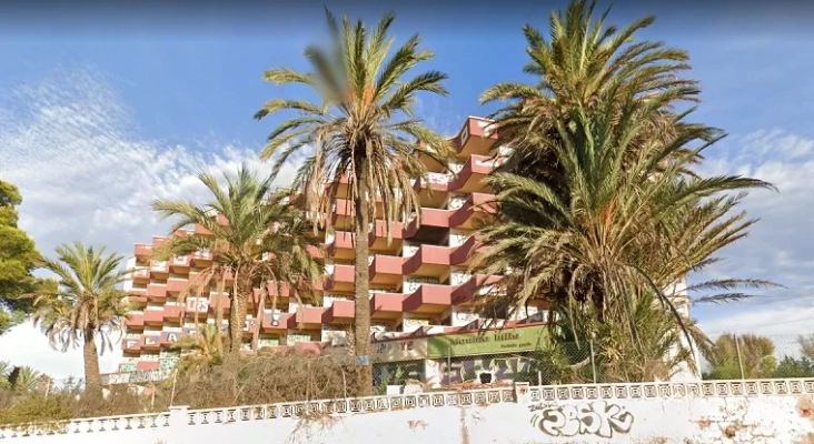 Hotel Rocas Blancas en estado de abandono (Santa Pola, Alicante) | Foto: vía Google Maps