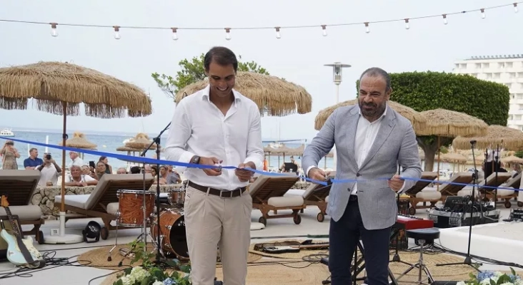 Rafa Nadal y Gabriel Escarrer cortan la cinta simbólica en la inauguración del hotel ZEL Mallorca | Foto: MHI