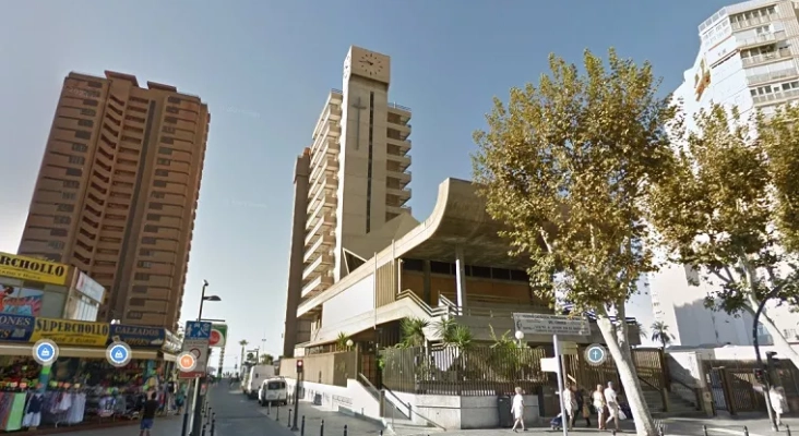 Edificio adyacente a la Parroquia de Nuestra Señora del Carmen (Benidorm, Alicante) |  Foto: vía Google Maps