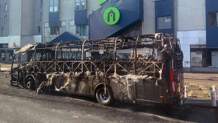 Calcinan un autocar turístico español en los disturbios de París | Foto: Autocares Siguero vía Twitter 