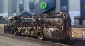 Calcinan un autocar turístico español en los disturbios de París | Foto: Autocares Siguero vía Twitter 