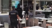 Intervención de agentes de la Policía Nacional en las terrazas del Gran Hotel Guadalpín Banús, en Marbella (Málaga) 