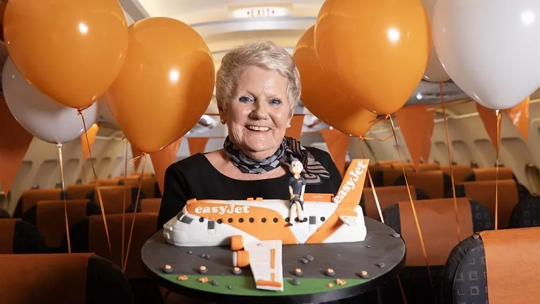 Pam Clark con una tarta de easyJet para conmemorar su 73 cumpleaños | Foto: easyJet