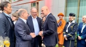 Olaf Scholz, canciller federal de Alemania; Stephan Weil, primer ministro de Baja Sajonia; y Thomas Ellerbeck, TUI Group