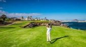 Jugador de golf golpeando una bola en el límite marítimo del campo | Foto: vía Amarilla Golf & Marina