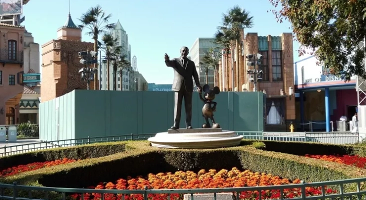 Walt Disney de la mano con Mickey Mouse