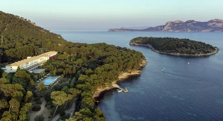 Multa de 300.000 euros por la polémica demolición del emblemático hotel Formentor (Mallorca)