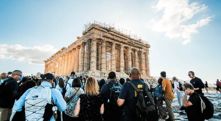 Turistas observan el Partenón, uno de los monumentos de la Acrópolis de Atenas (Grecia) | Foto: vía Pexels
