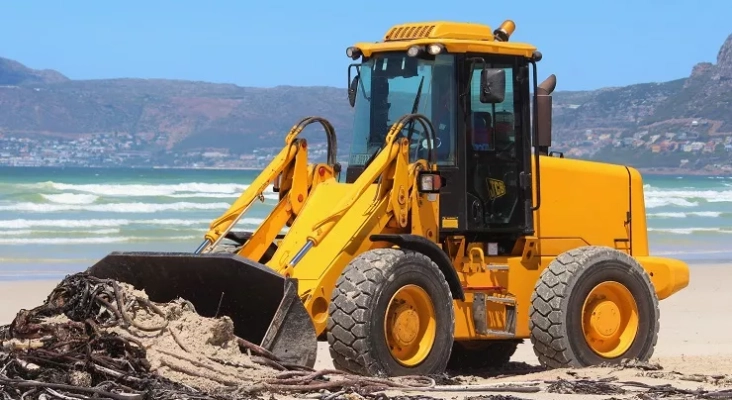 Máquina trabajando en la limpieza de la playa