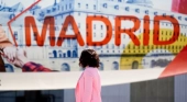 La presidenta de la Comunidad de Madrid, Isabel Díaz Ayuso, frente al Airbus de Iberia con publicidad de la región | Foto: CM
