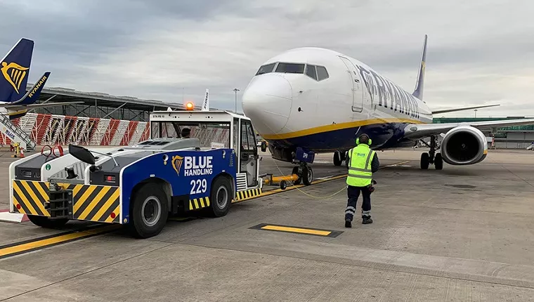 Labores de ‘handling’ en un avión de Ryanair| Foto: vía XOPS