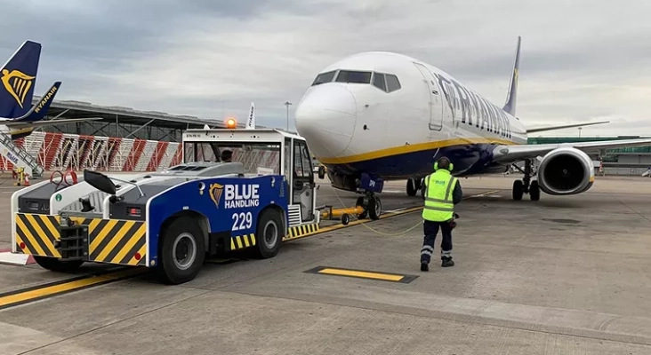 Labores de ‘handling’ en un avión de Ryanair  | Foto: vía XOPS