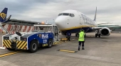 Labores de ‘handling’ en un avión de Ryanair  | Foto: vía XOPS