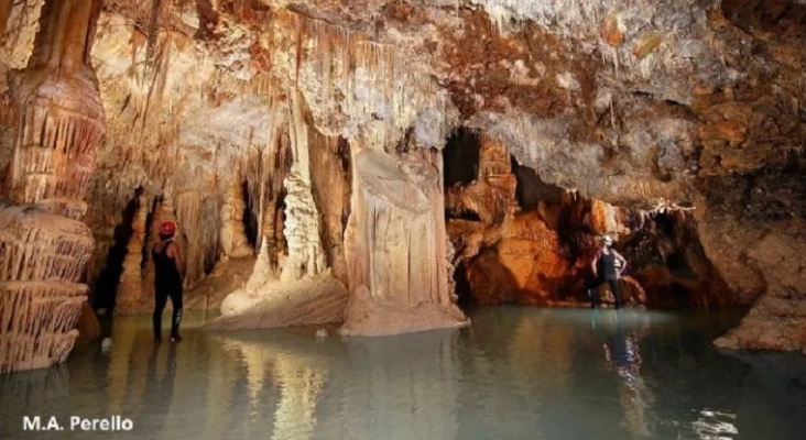 Alertan sobre los peligros del turismo de masas en la 'cueva marina secreta' de Mallorca | Foto: Miguel Àngel Perelló (Federación Balear de Espeleología)