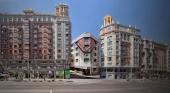 Hotel Mayorazgo en el centro de la imagen, con el característico mantón de manila dibujado en su fachada | Foto: HM