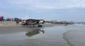 Socorristas sacan del agua un avión (y a su piloto) tras un amerizaje de emergencia | Foto: Ashton Price