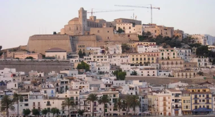 La caída continuada de la libra pondría en jaque a los hoteleros pitiusos | Foto: JanManu