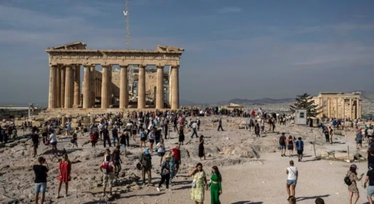 Cientos de personas agolpadas a las puertas del Partenón, el templo más conocido de la Acrópolis de Atenas (Grecia) | Foto: vía Ekathimerini