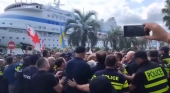 Naviera rectifica el itinerario de un crucero tras el recibimiento a pasajeros rusos con huevos y botellas | Foto: Captura de vídeo de Anton Gerashchenko