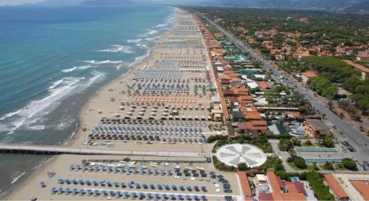 Panorámica de la playa Forte dei Marmi, en la Toscana (Italia) | Foto: vía Toskana Tour