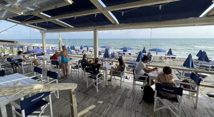 Vista del 'beach club' Ultima Spiaggia en la costa de la Toscana (Italia) | Foto: Tourinews