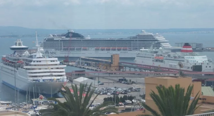 Grandes cruceros en el Puerto de Palma (Mallorca) | Foto: Amic Hoteles Hotel Horizonte (CC BY 2.0)