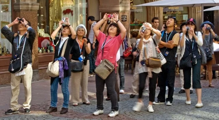 Turistas asiáticos en España